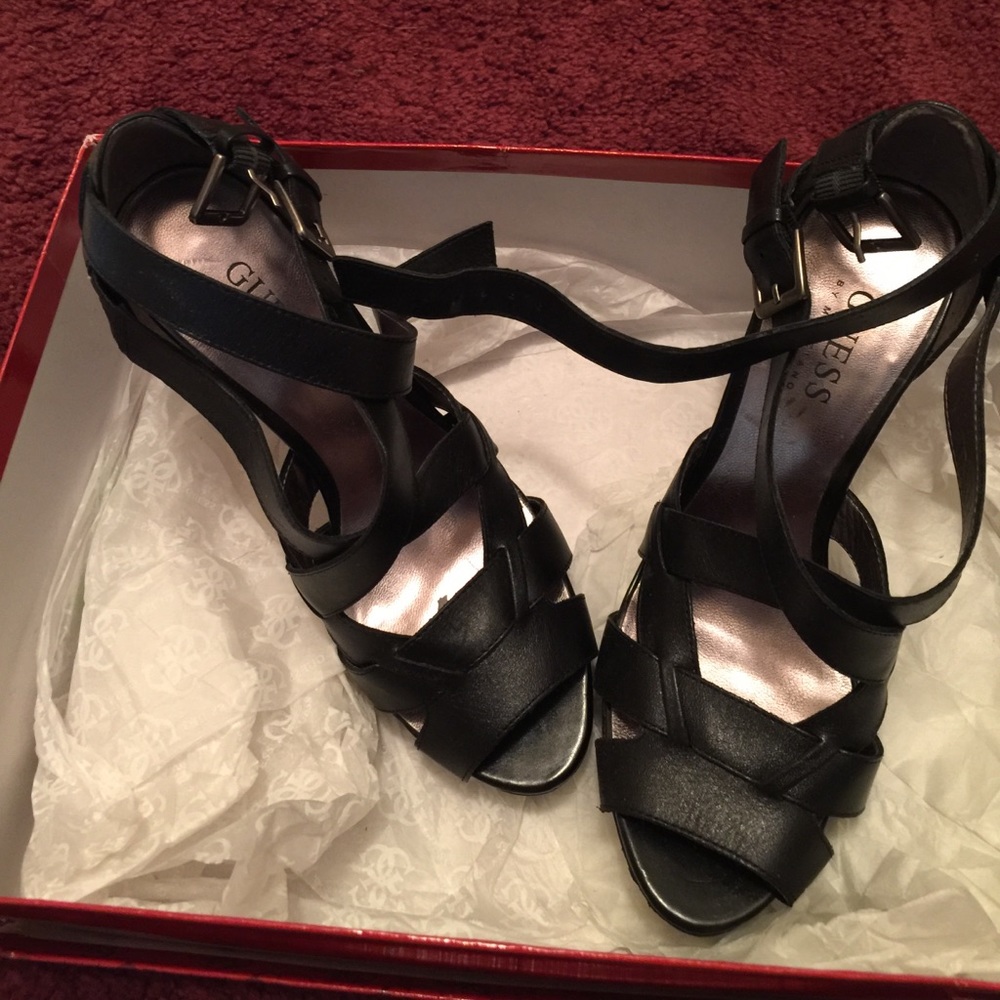 Guess size 5 black leather strappy pumps